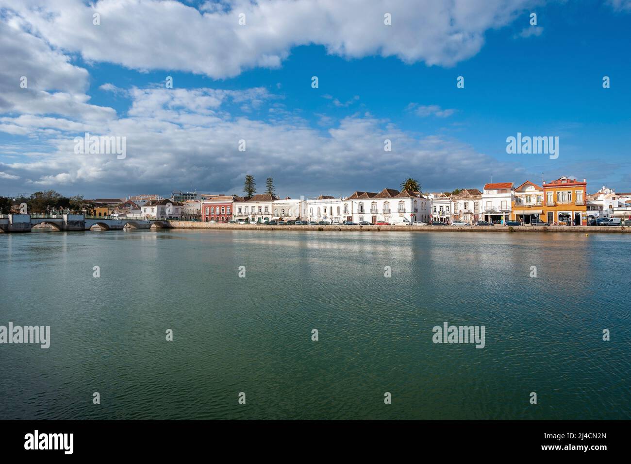 Historisches Stadtbild am Fluss Gilao, Tavira, Algarve, Portugal, Europa Stockfoto