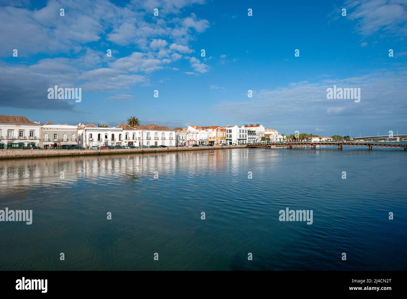 Historisches Stadtbild am Fluss Gilao, Tavira, Algarve, Portugal, Europa Stockfoto