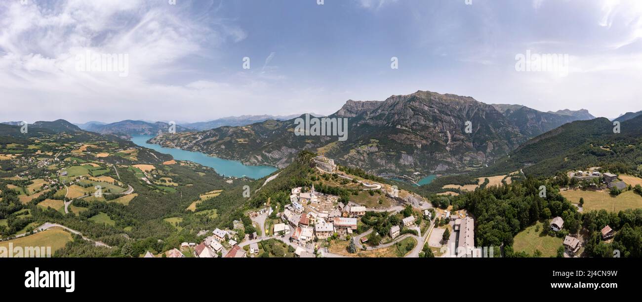 Panoramafoto, Panoramaaufnahme, Drohnenaufnahme, Drohnenaufnahme der Bergwelt rund um die Kirche Saint Vincent Les Forts mit Blick auf die Ubaye Stockfoto