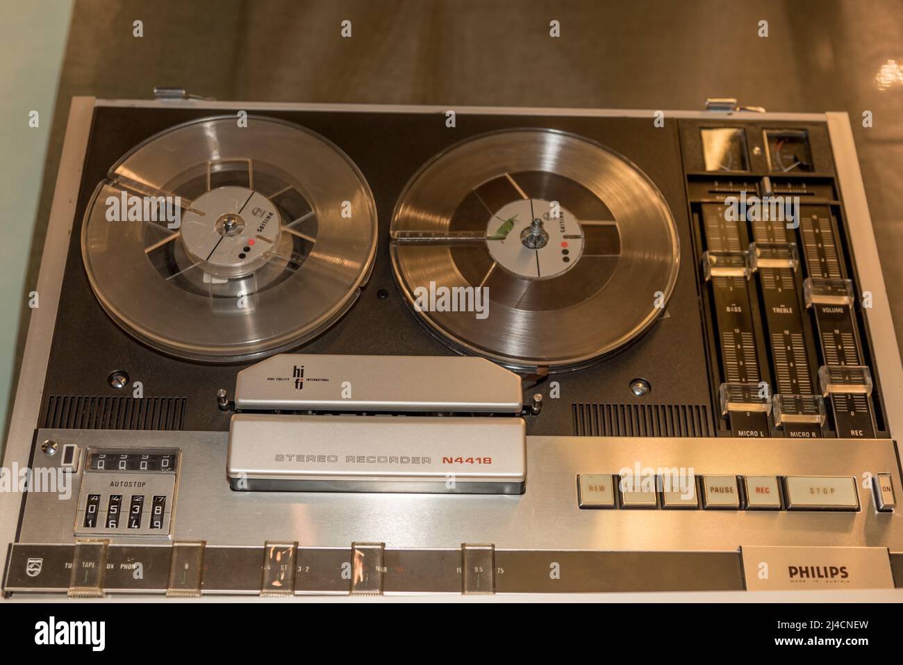 Hoorn, Niederlande, März 2022. Ein altmodischer Kassettenrekorder aus dem Jahr 1970s. Hochwertige Fotos Stockfoto