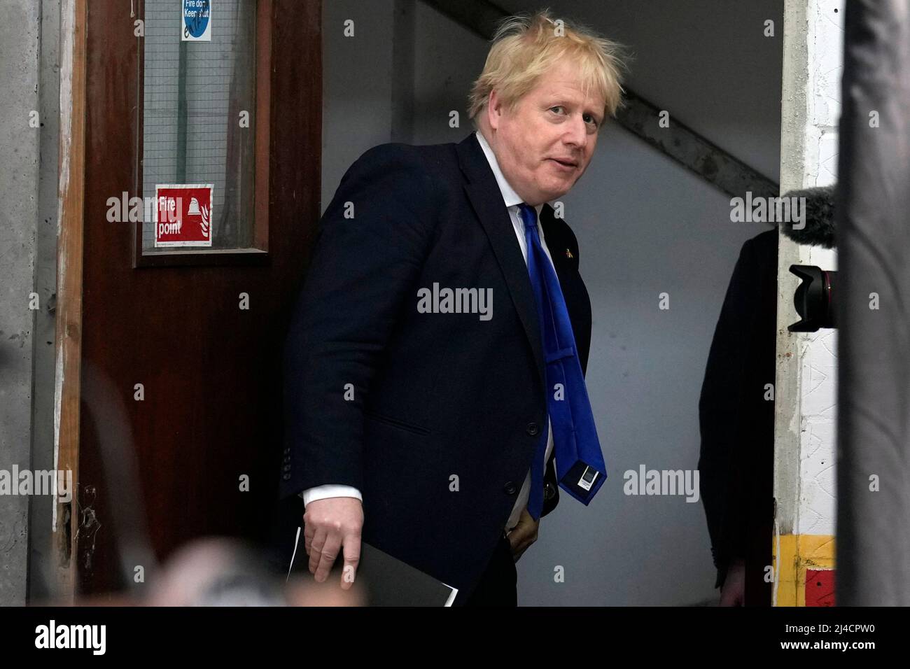 Der britische Premierminister Boris Johnson trifft am Flughafen Lydd in Kent ein. Bilddatum: Donnerstag, 14. April 2022. Stockfoto