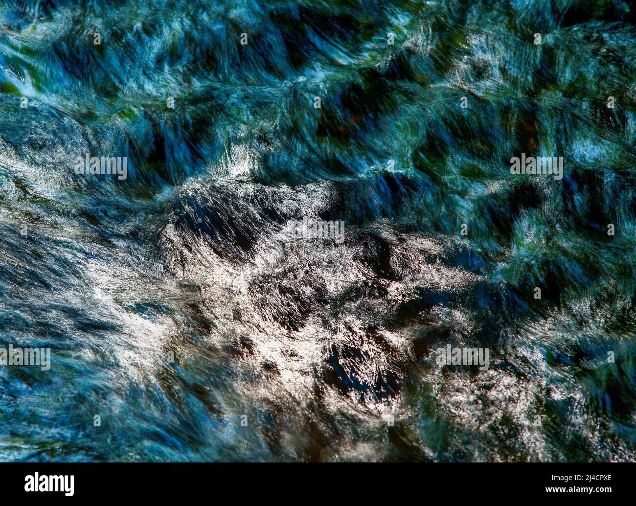 Fließendes Wasser mit Lichtreflexen, Bergbach, Zeller Ache, Mondsee, Mondseeland, Salzkammergut, Oberösterreich, Österreich Stockfoto