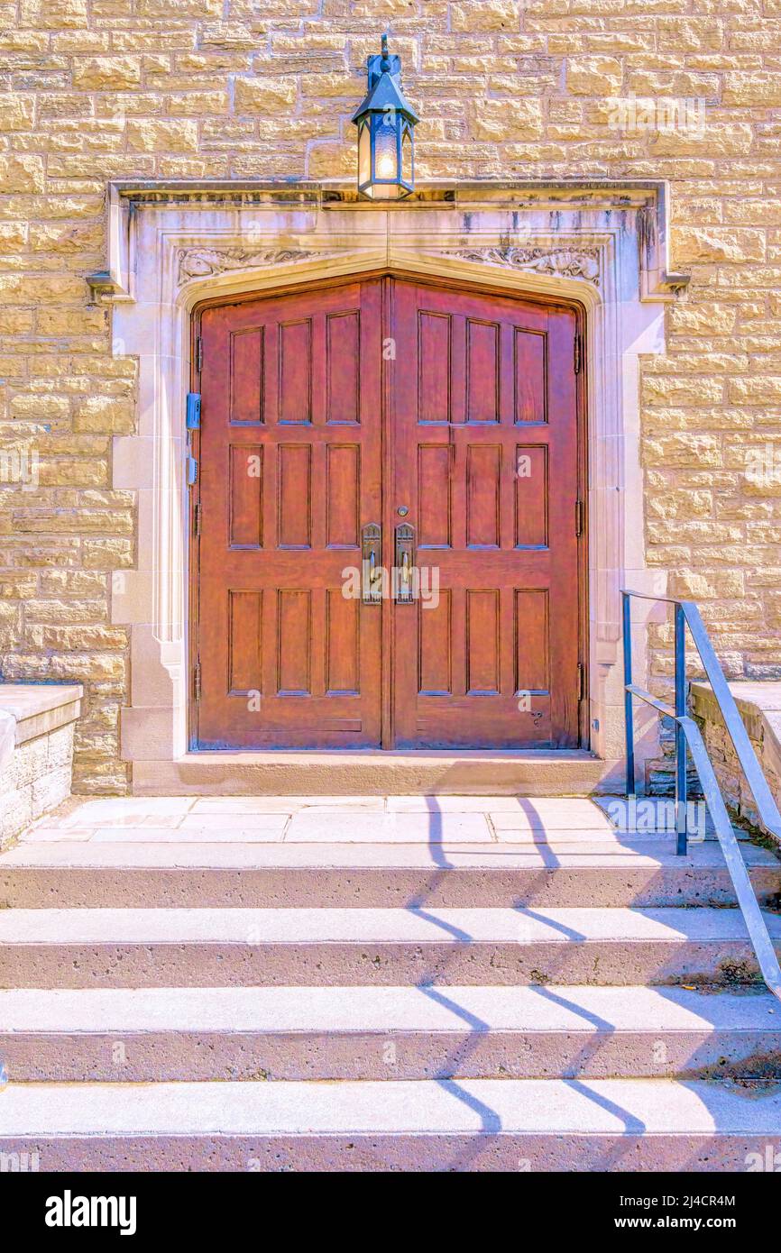 Eingangstür in der Kirche Stockfoto