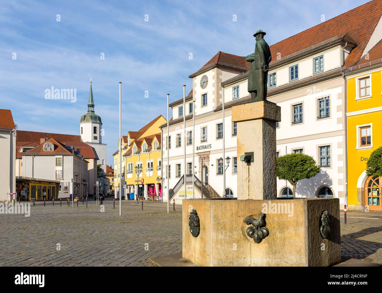 Marktplatz mit Rathaus und Sorbenbrunnen, Johanniskirche im Hintergrund, Hoyerswerda, Sachsen, Deutschland Stockfoto