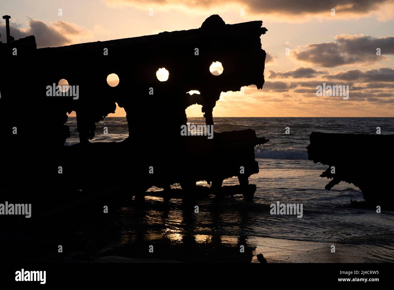 Nahaufnahme eines gebrochenen Abschnitts der Steuerbordseite des Schiffswracks von Maheno bei Sonnenaufgang. Seventy Five Mile Beach, Fraser Island, Queensland, Australien Stockfoto