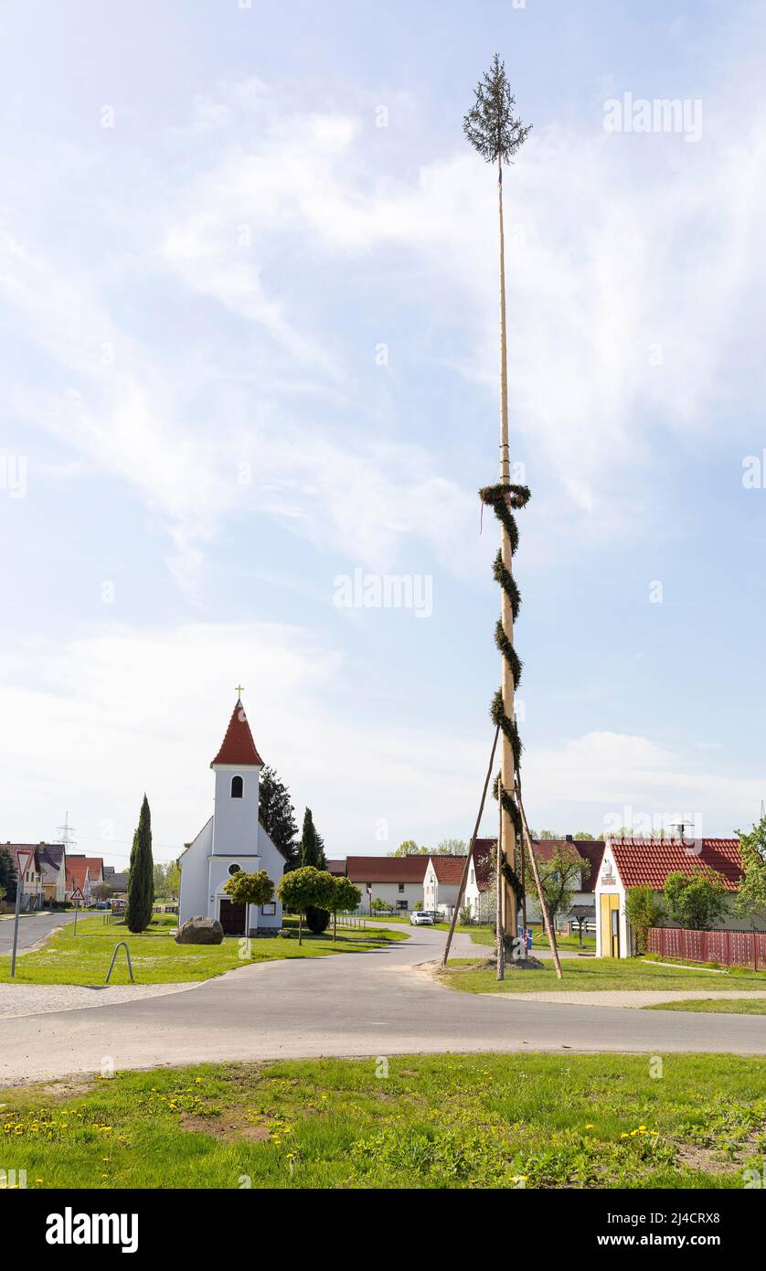 Kapelle der Heiligen Maria und Maypole, Saalau Straßendorf, Wittichenau, Sachsen, Deutschland Stockfoto