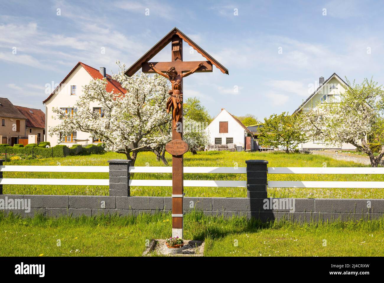Holzkreuz im Landkreis Saalau, Wittichenau, Sachsen, Deutschland Stockfoto