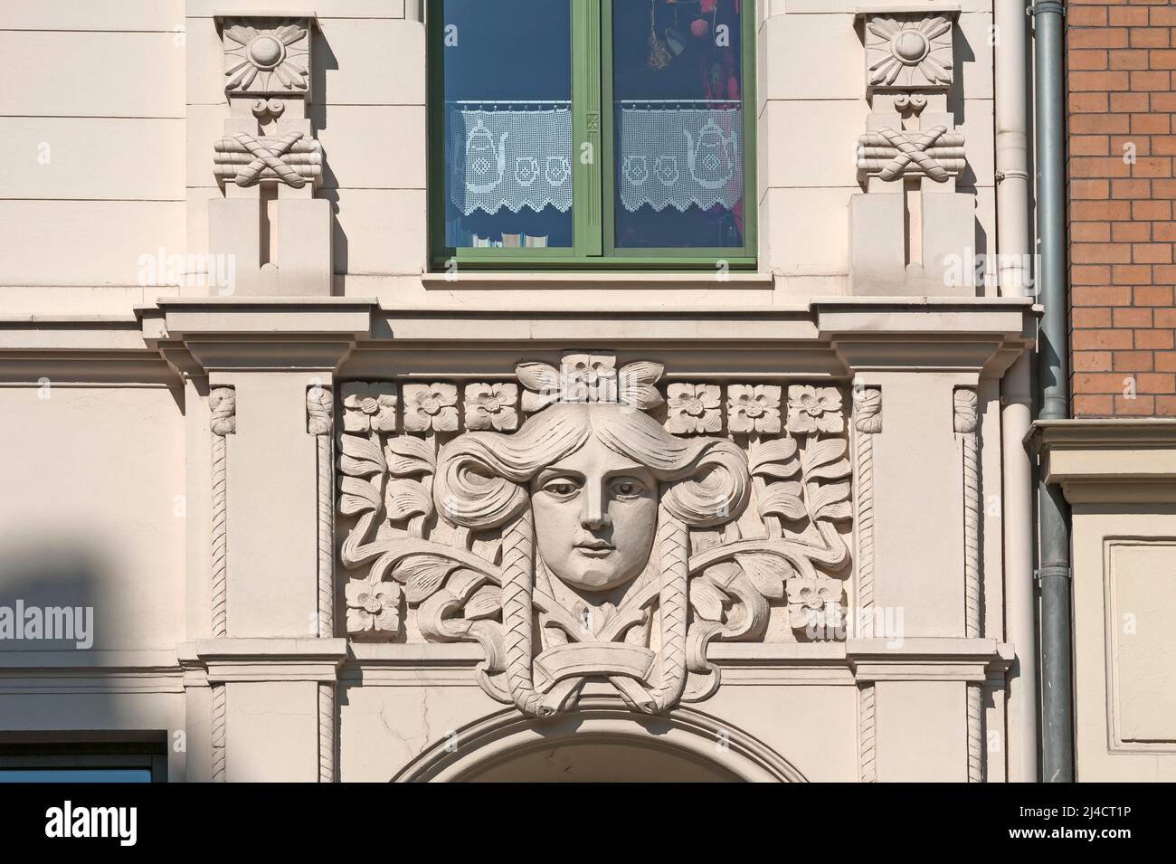 Jugendstil Ornament über einem restaurierten Eingang zu einem Stadthaus, c. 1900, Görlitz, Oberlausitz, Sachsen, Deutschlandbd Stockfoto