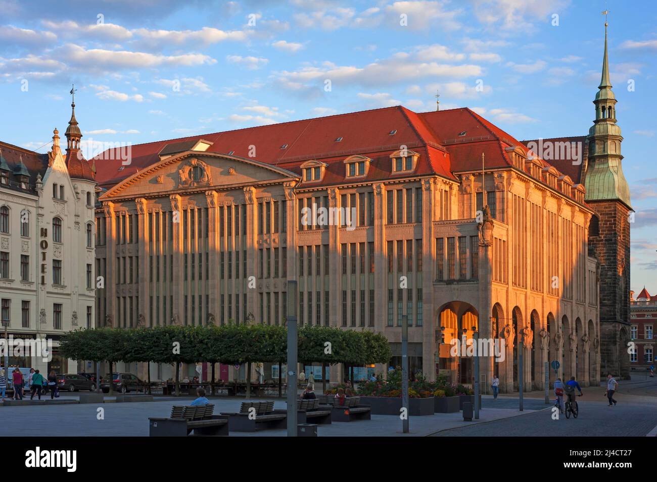 Görlitz Kaufhäuser bis 2009, im Jugendstil im Jahre 1913 erbaut, heute restauriert und wieder ein Kaufhaus, Kirche unserer Lieben Frau auf dem Stockfoto
