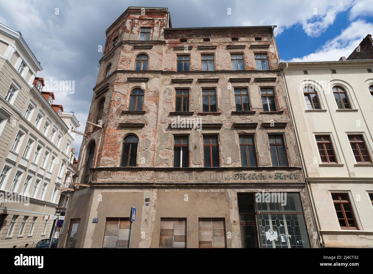 Leerstehendes Wohn- und Geschäftshaus, noch nicht restauriert, Görlitz, Oberlausitz, Sachsen, Deutschland Stockfoto