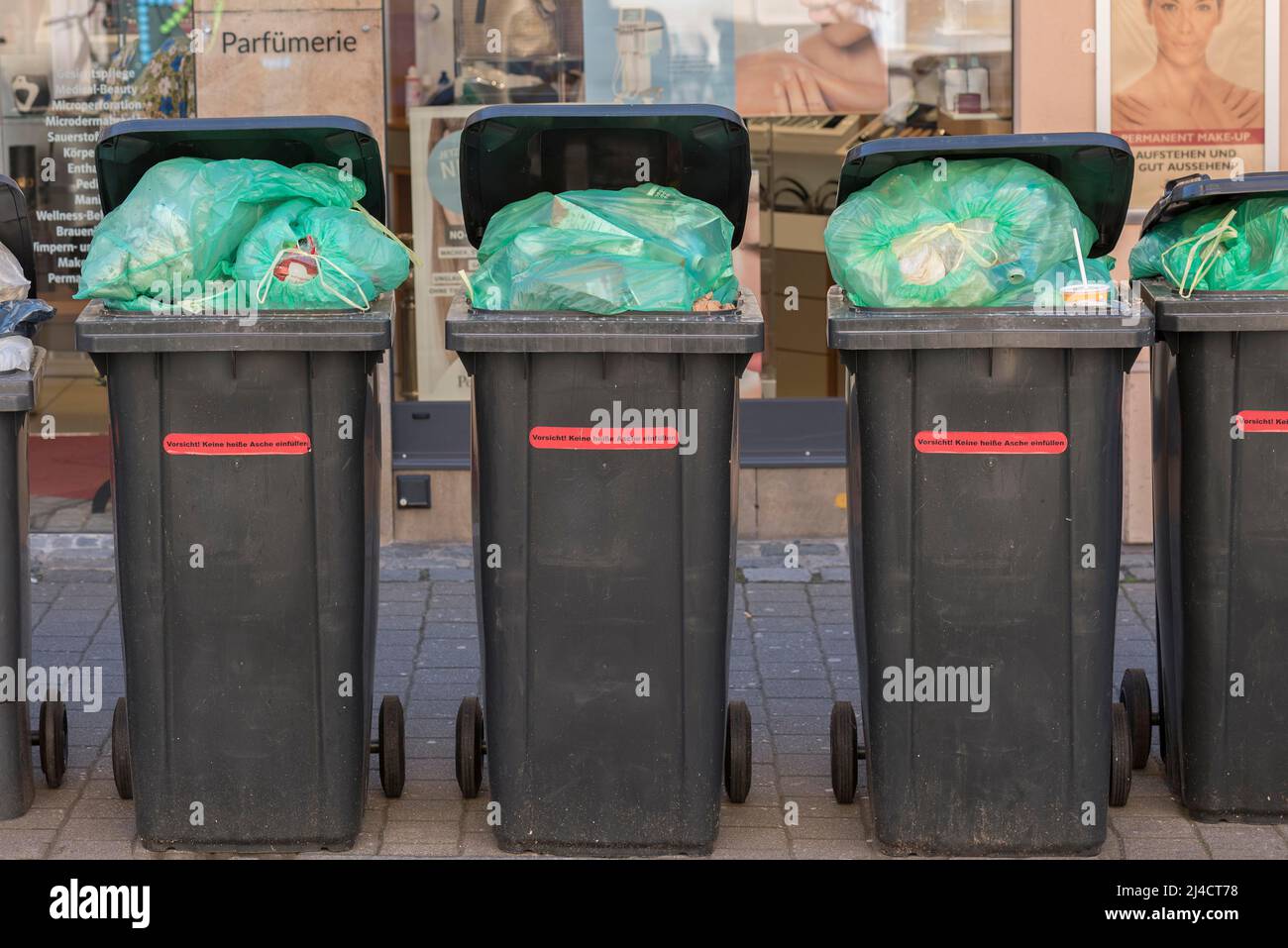 Überlaufende Mülltonnen zur Abholung von der Straße, Erlangen, Mittelfranken, Bayern, Deutschland Stockfoto