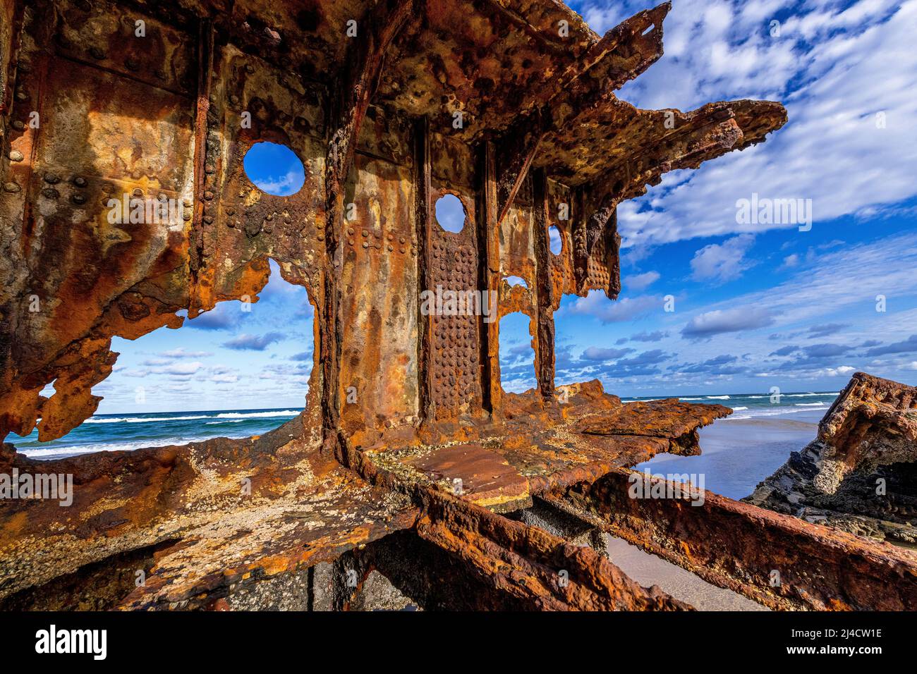 Nahaufnahme eines gebrochenen Abschnitts der Steuerbordseite des Schiffswracks von Maheno am Seventy Five Mile Beach, Fraser Island, Queensland, Australien Stockfoto