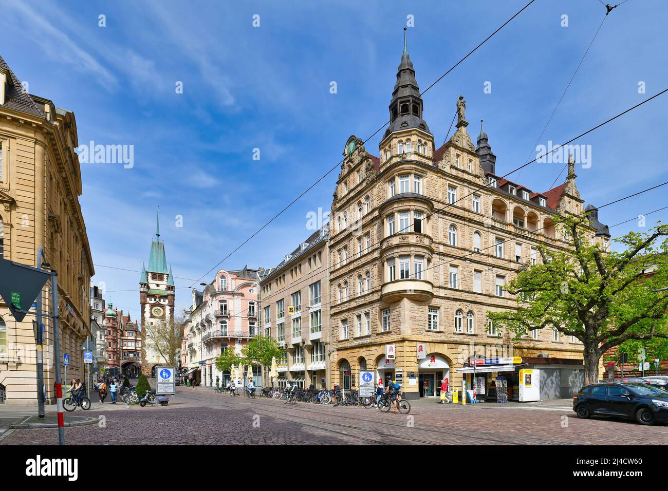 Freiburg, Deutschland - April 2022: Historisches Gebäude namens 'Opelhaus' aus dem Jahr 1905 mit niederländischen Giebeln und Türmen. Am Holzmarkt gelegen Stockfoto