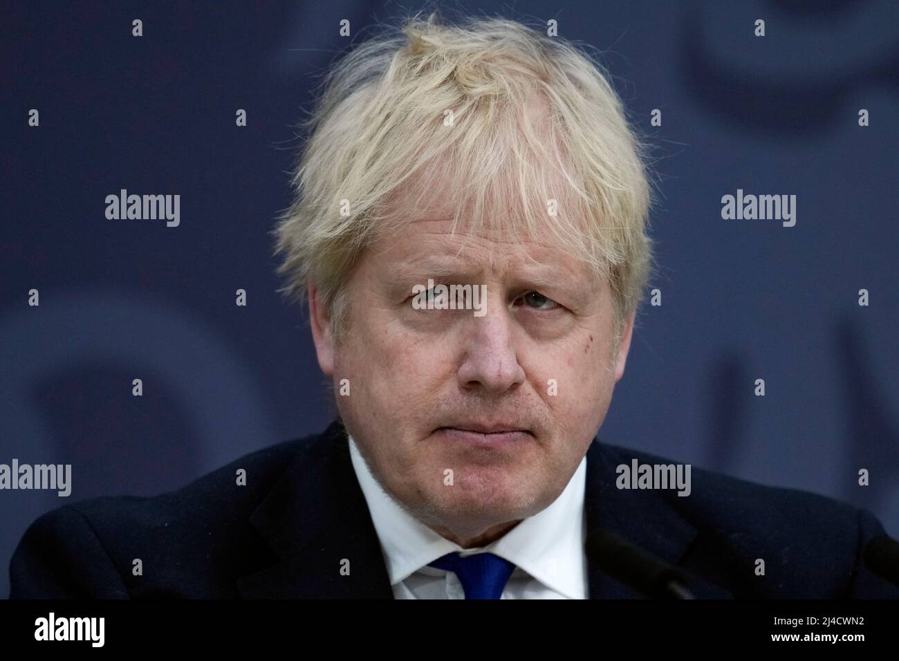 Der britische Premierminister Boris Johnson hält eine Rede vor Mitgliedern der Agentur für bewaffnete Dienste und Küstenwache am Flughafen Lydd in Kent. Bilddatum: Donnerstag, 14. April 2022. Stockfoto
