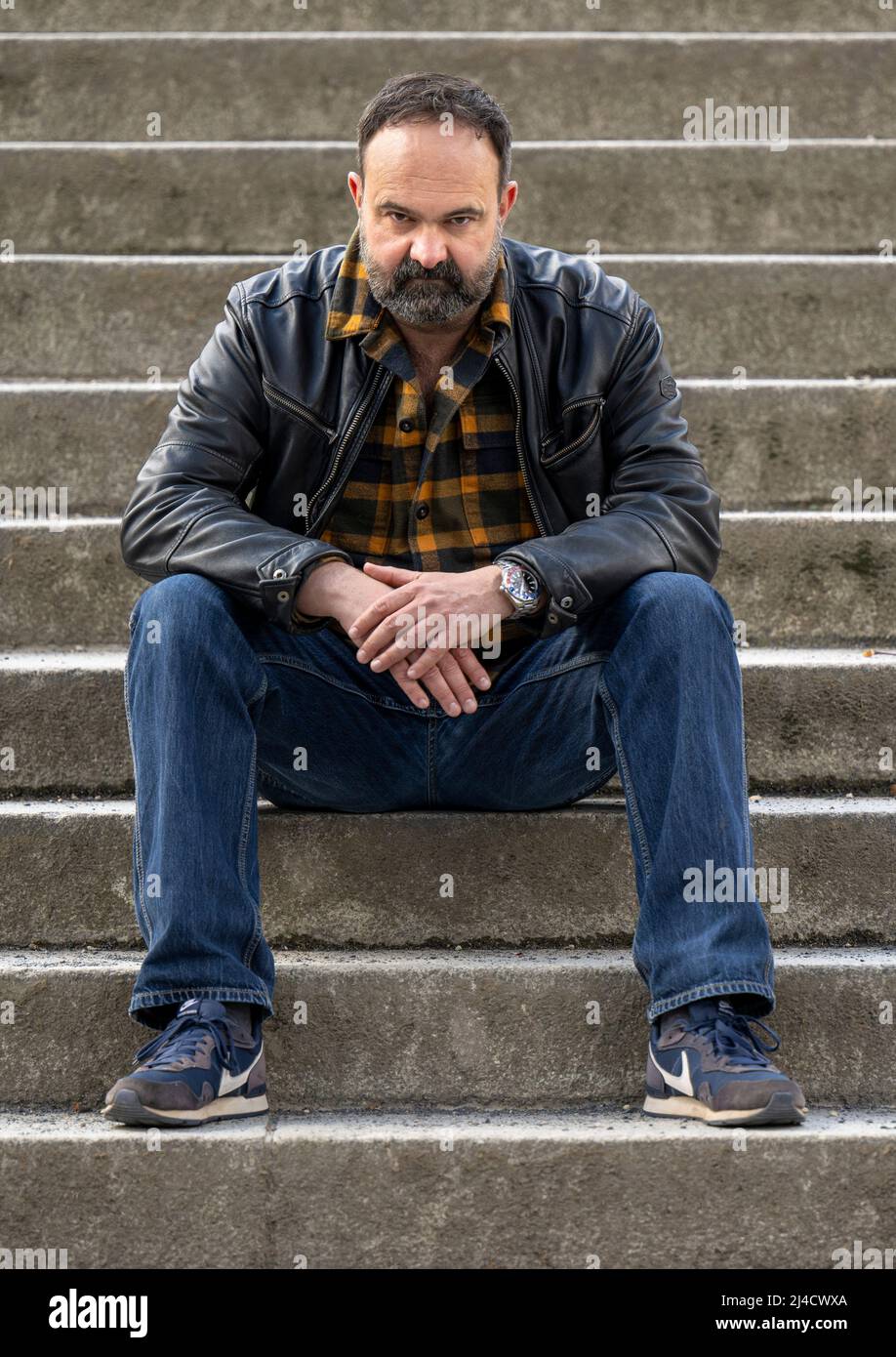 Berlin, Deutschland. 11. April 2022. Schauspieler Tom Keune sitzt auf einer  Treppe in einem Park während eines Spaziergangs durch Neukölln. Quelle:  Monika Skolimowska/dpa/Alamy Live News Stockfotografie - Alamy