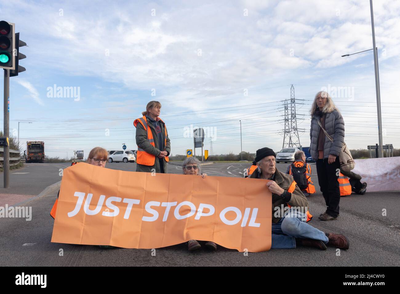Thurrock, Essex, Großbritannien 13. April 2022 Just Stop Oil Demonstranten blockieren einen großen Kreisverkehr, der an Bord von zwei Tankern klettert, während sich mehrere Demonstranten an die Straße kleben. Alle Demonstranten wurden entfernt und verhaftet. Stockfoto