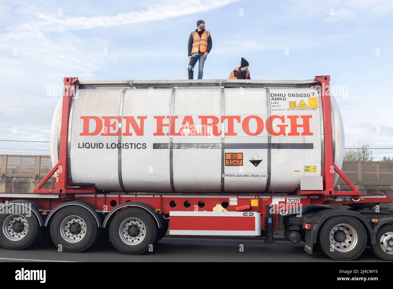 Thurrock, Essex, Großbritannien 13. April 2022 Just Stop Oil Demonstranten blockieren einen großen Kreisverkehr, der an Bord von zwei Tankern klettert, während sich mehrere Demonstranten an die Straße kleben. Alle Demonstranten wurden entfernt und verhaftet. Stockfoto