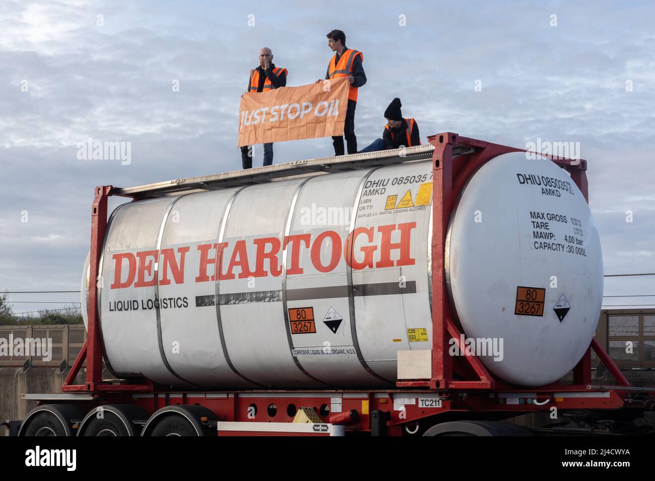 Thurrock, Essex, Großbritannien 13. April 2022 Just Stop Oil Demonstranten blockieren einen großen Kreisverkehr, der an Bord von zwei Tankern klettert, während sich mehrere Demonstranten an die Straße kleben. Alle Demonstranten wurden entfernt und verhaftet. Stockfoto