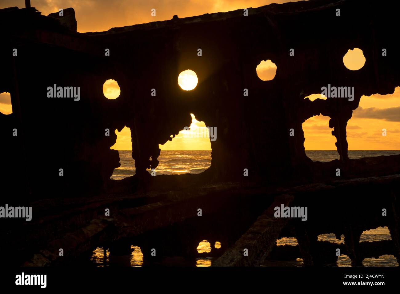 Nahaufnahme eines gebrochenen Abschnitts der Steuerbordseite des Schiffswracks von Maheno bei Sonnenaufgang. Seventy Five Mile Beach, Fraser Island, Queensland, Australien Stockfoto