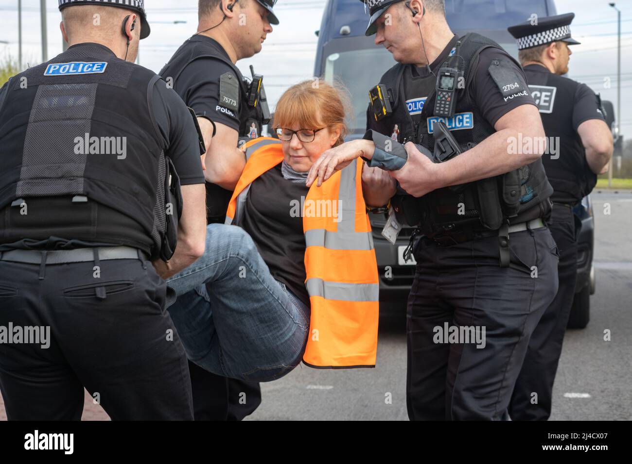 Thurrock, Essex, Großbritannien 13. April 2022 Just Stop Oil Demonstranten blockieren einen großen Kreisverkehr, der an Bord von zwei Tankern klettert, während sich mehrere Demonstranten an die Straße kleben. Alle Demonstranten wurden entfernt und verhaftet. Stockfoto