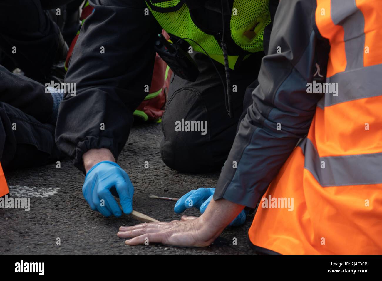 Thurrock, Essex, Großbritannien 13. April 2022 Just Stop Oil Demonstranten blockieren einen großen Kreisverkehr, der an Bord von zwei Tankern klettert, während sich mehrere Demonstranten an die Straße kleben. Alle Demonstranten wurden entfernt und verhaftet. Stockfoto
