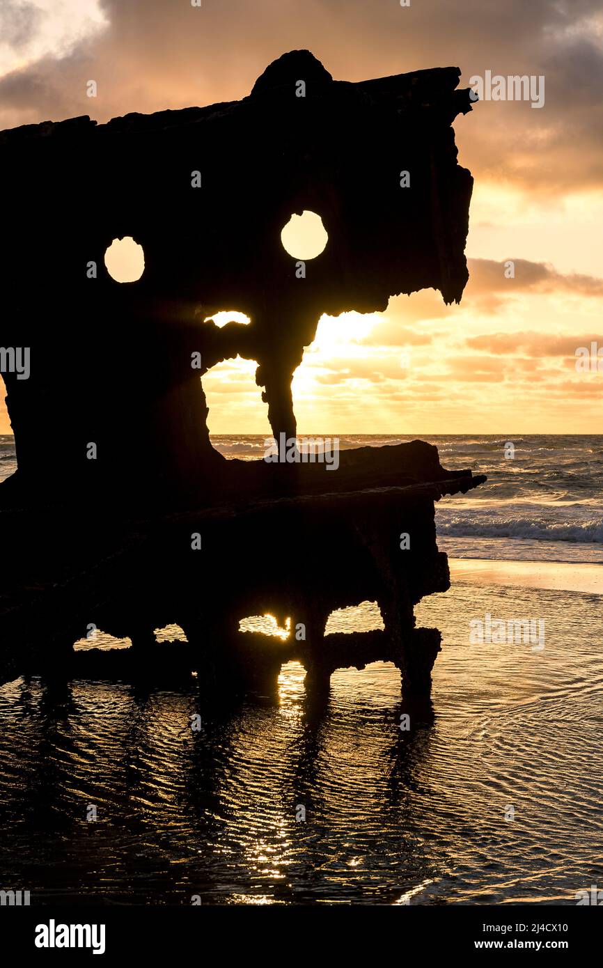 Nahaufnahme eines gebrochenen Abschnitts der Steuerbordseite des Schiffswracks von Maheno bei Sonnenaufgang. Seventy Five Mile Beach, Fraser Island, Queensland, Australien Stockfoto