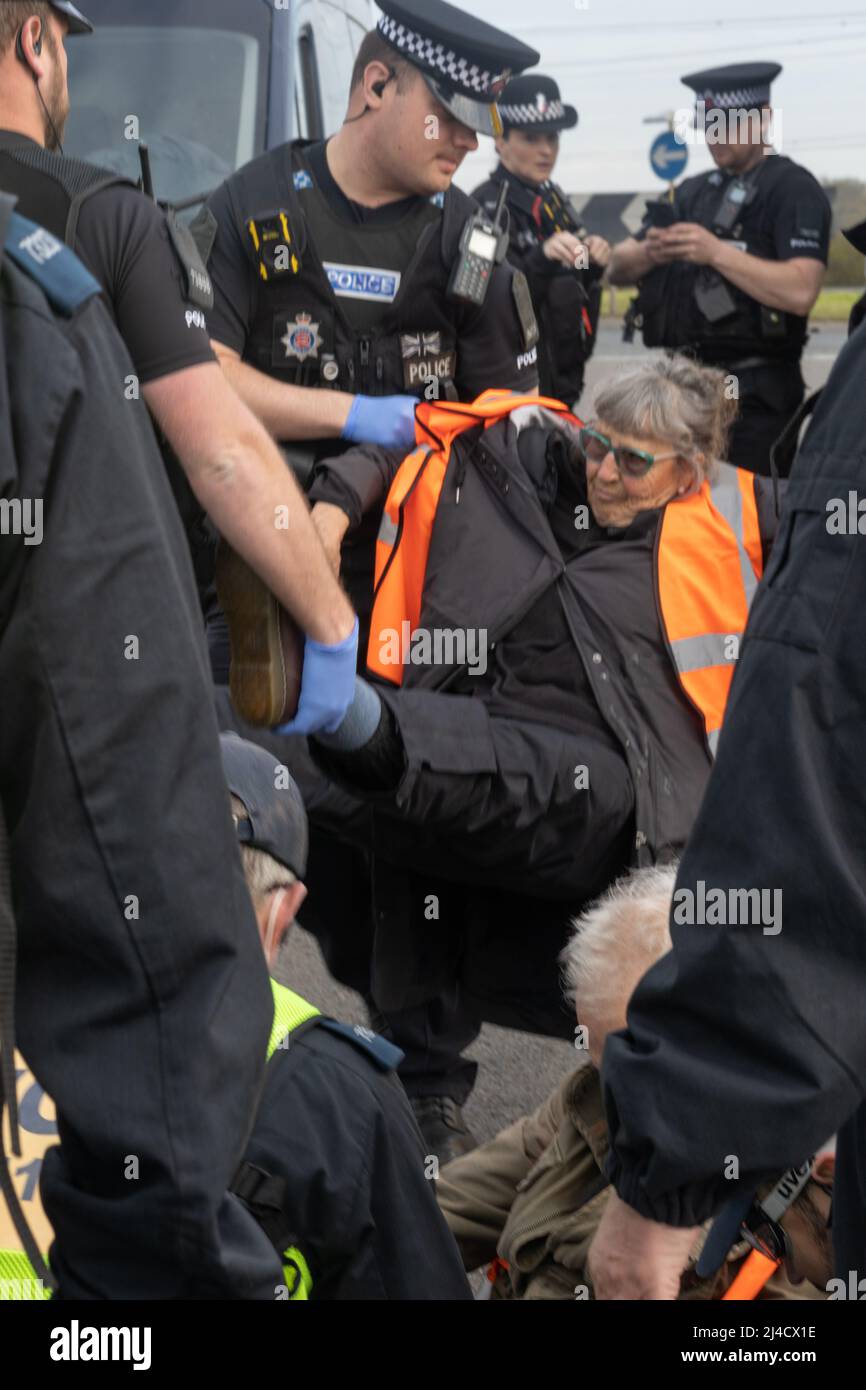 Thurrock, Essex, Großbritannien 13. April 2022 Just Stop Oil Demonstranten blockieren einen großen Kreisverkehr, der an Bord von zwei Tankern klettert, während sich mehrere Demonstranten an die Straße kleben. Alle Demonstranten wurden entfernt und verhaftet. Stockfoto