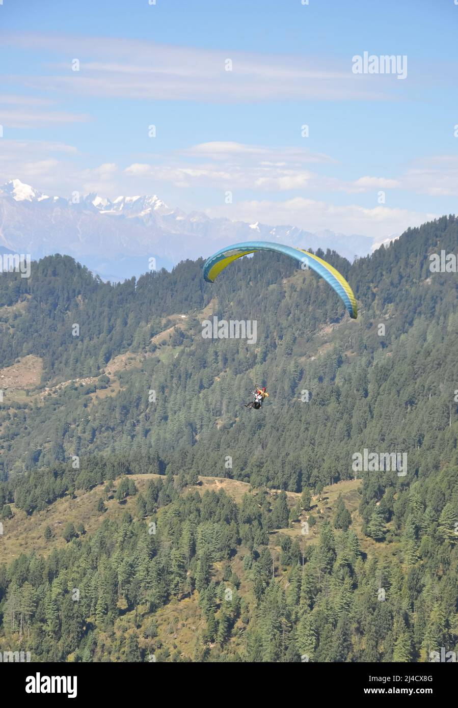 Mandi, Himachal Pradesh, Indien - 10 16 2021: Ein junger Mann genießt Gleitschirmfliegen mit einem professionellen Piloten am Himmel mit Berg- und Gletscherblick Stockfoto
