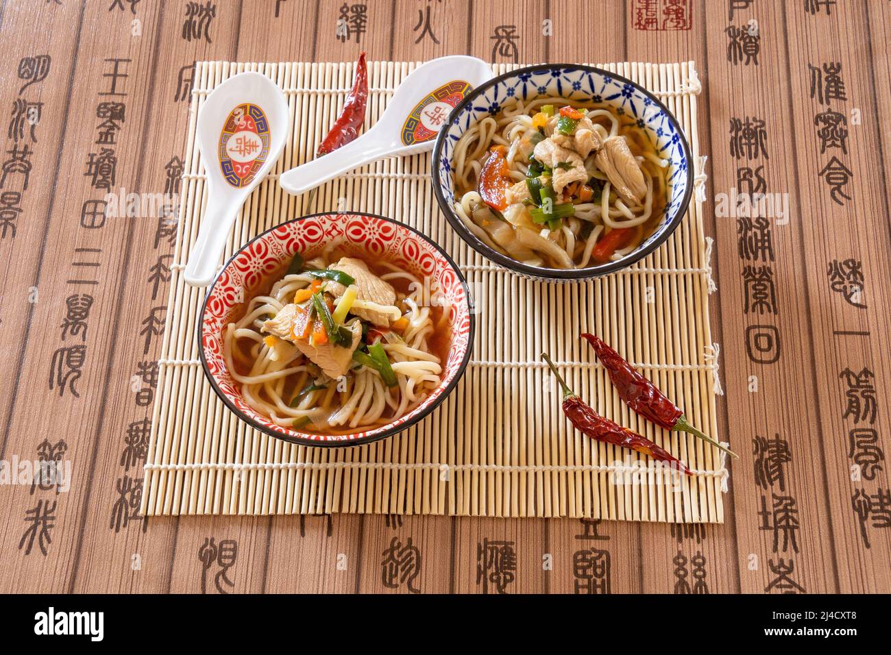 Zwei Schüsseln Thai-Nudelsuppe mit Huhn und Gemüse, gesundes Essen Stockfoto