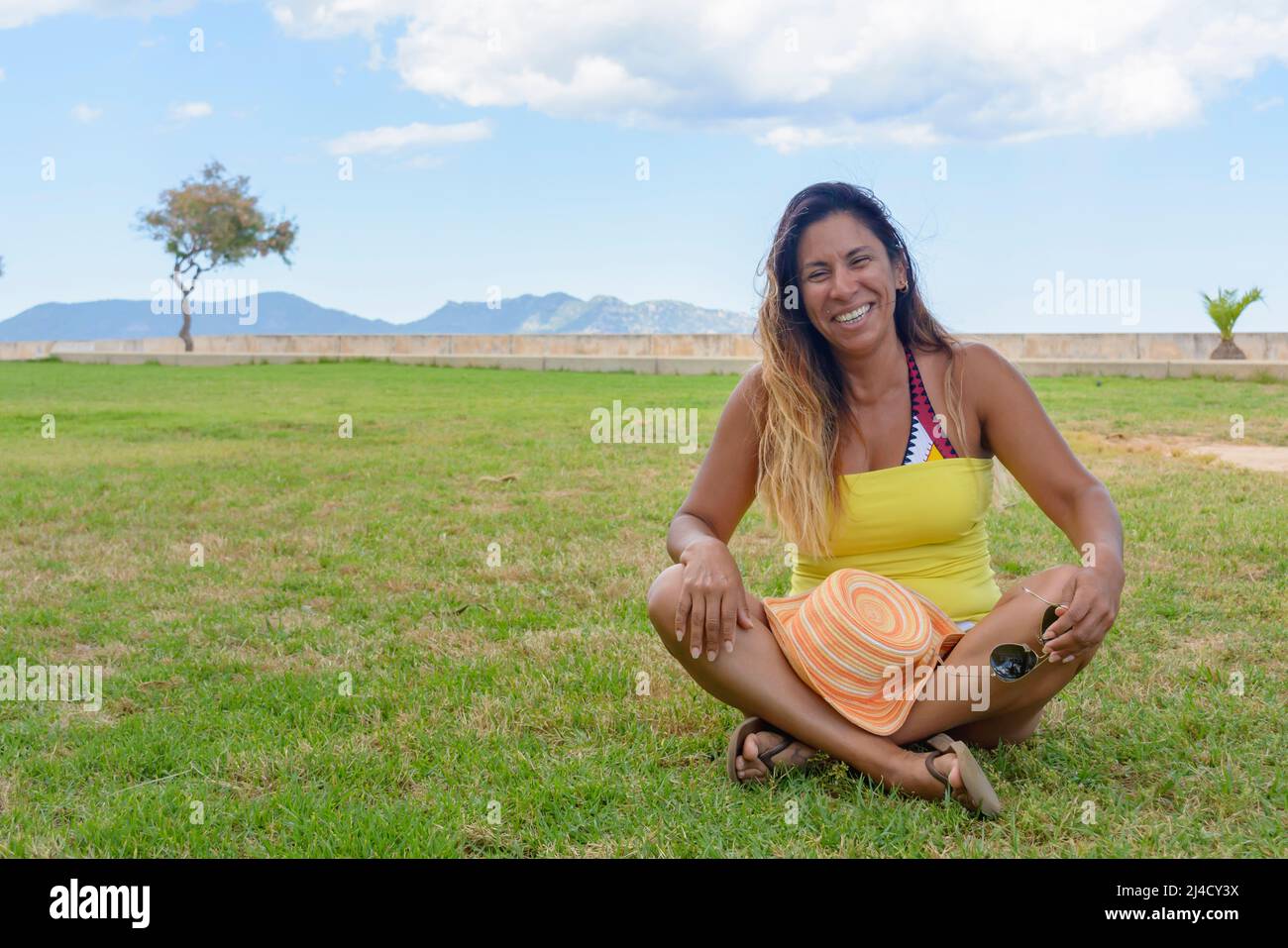 Schöne und glückliche lateinische Frau mit langen Haaren lächelnd, eine gute Zeit, im Urlaub auf mallorca hollidays Konzept Stockfoto