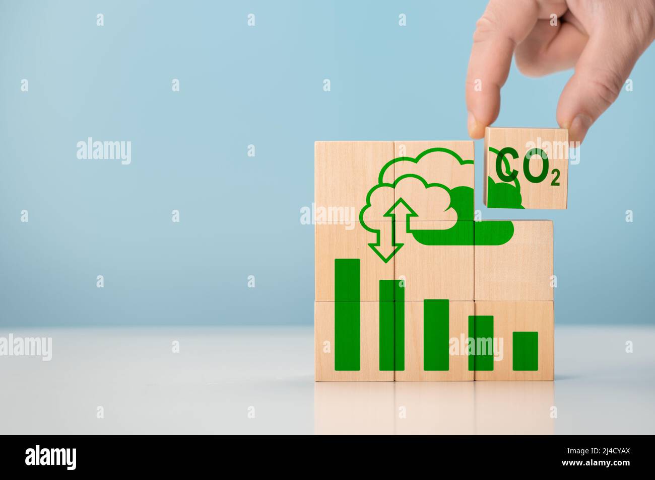 Reduzierung der Emissionen von CO2. Setzen Sie Holzwürfel mit grünem Netz Null-Symbol. CO2 Netto-Null-Emission Konzept der CO2-Neutralität. Erneuerbare Energien Stockfoto