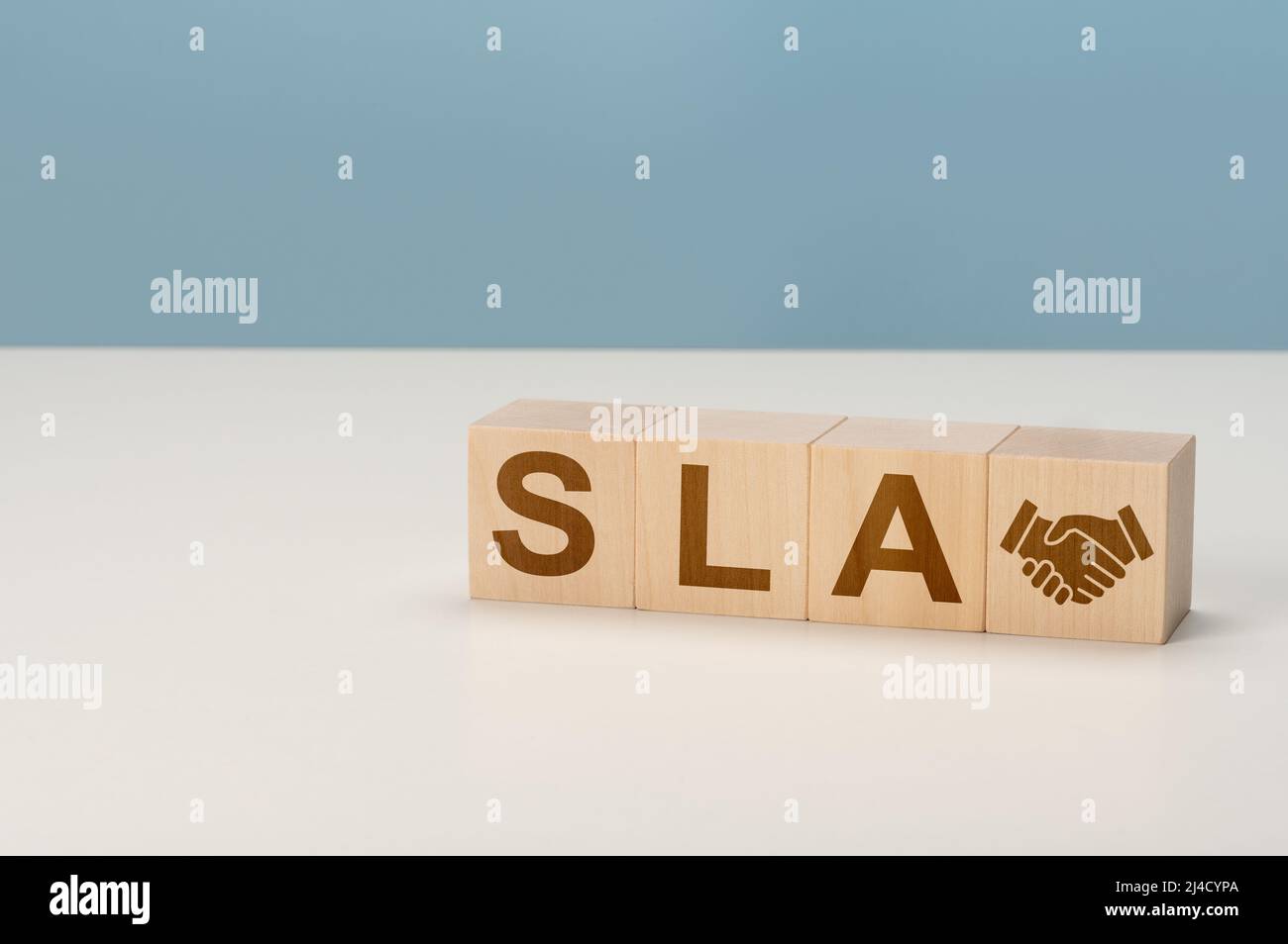 Abkürzung für SLA Service Level Agreement, Geschäftskonzept. Verfolgung der Service-Performance, um die Unsicherheit des Kunden im Prozess zu verringern. Die Hand dreht das Holzjunge Stockfoto