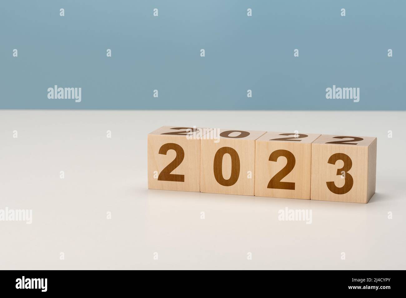 Countdown Für Das Neue Jahr. 2023 Ziel, Plan, Aktion Buchstaben auf Holzwürfeln. Konzept der Auflösung für das neue Jahr 2023 und der Zukunftsplanung. Stockfoto