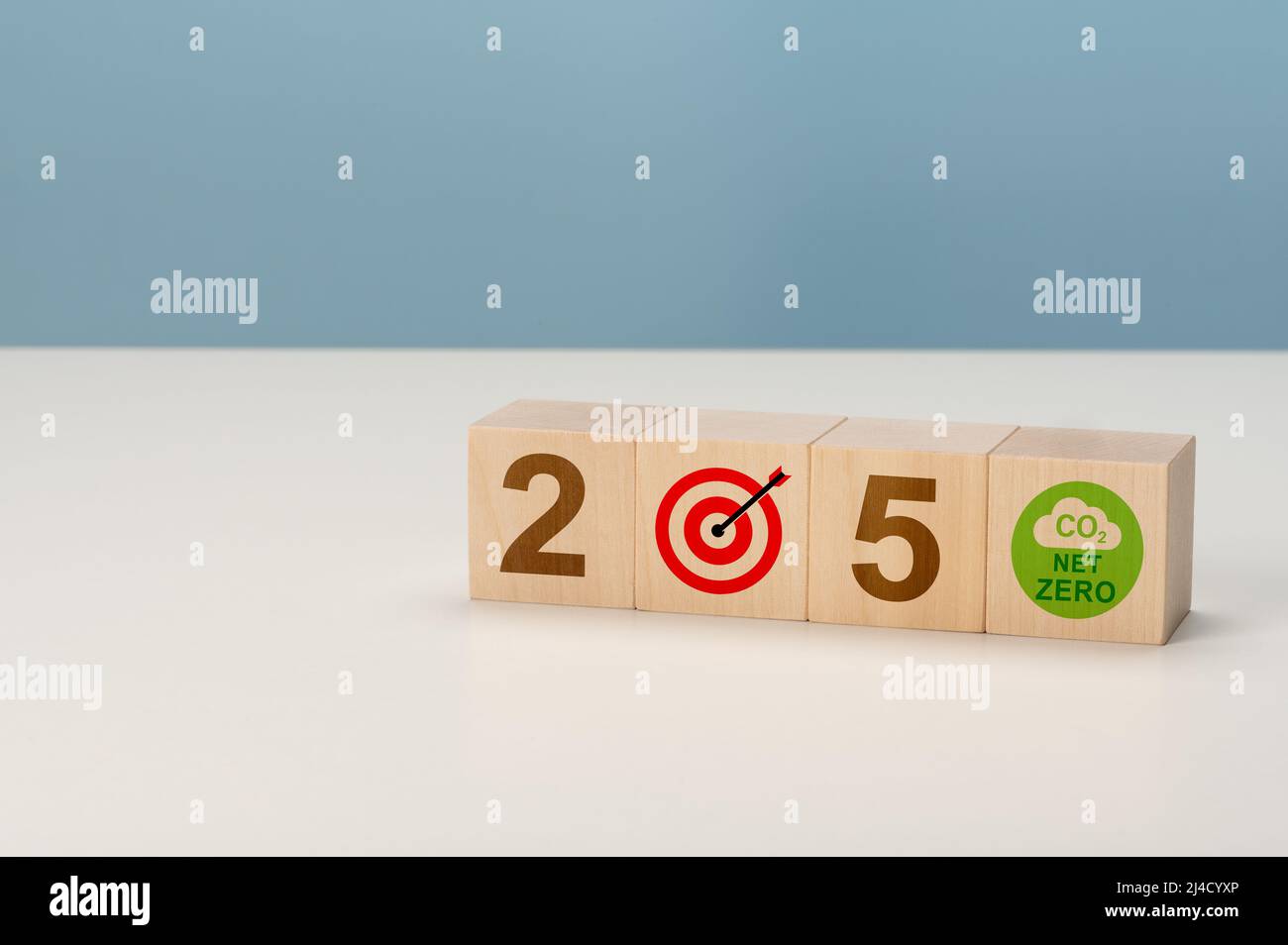 Netto Null bis 2050. CO2-neutral. Netto-Null-Ziel für Treibhausgasemissionen. Holzwürfel mit 2050 Netto-Null und Carbon-neutralem Konzept. Reduzierung von Greenhou Stockfoto