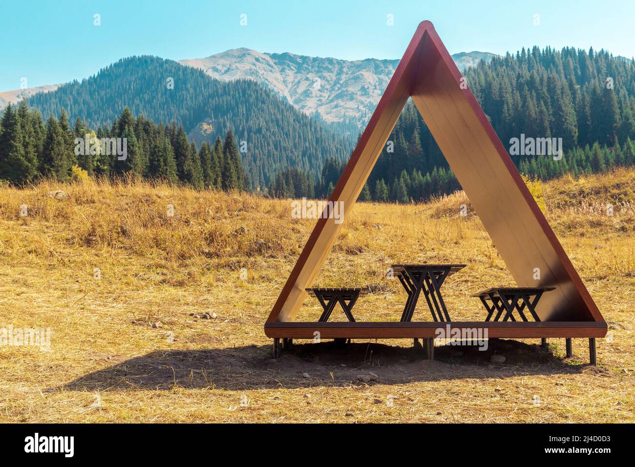 Moderner Pavillon auf einem Wanderweg mit malerischem Blick auf die Sommerberge. Stockfoto