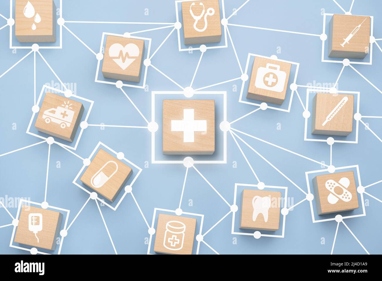 Gesundheits- und medizinische Ikonen auf Holzblock mit Verbindungsglied für gesunde Wellness-Versicherung und Assurance-Konzept. Medizin und Krankenversicherung Stockfoto