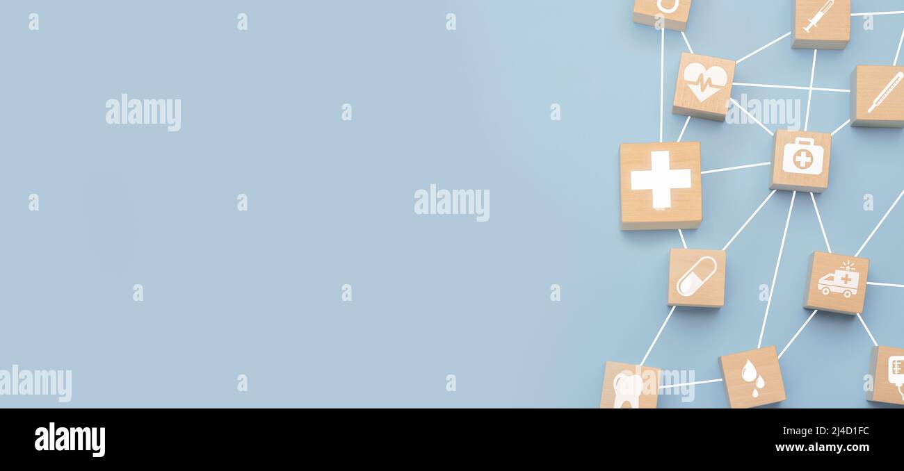 Holzblöcke mit Symbolen verschiedener Arten von Versicherungen, Gesundheitssymbol mit Verbindungslink für eine gesunde Wellnessversicherung und Versicherung CO Stockfoto