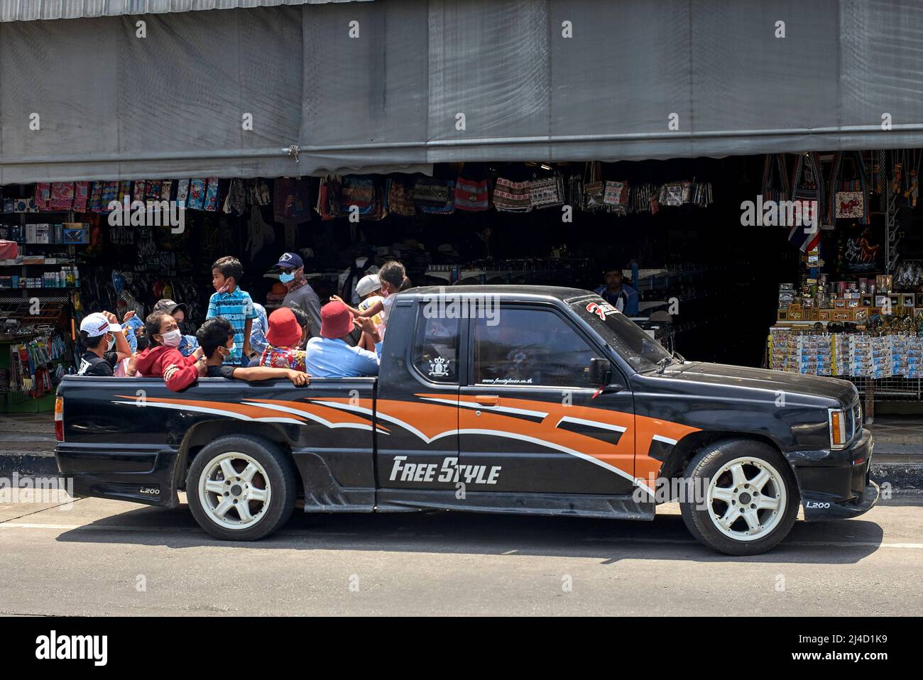 Thailand, Transport von Menschen. Überladenes Fahrzeug. Pickup-LKW voll beladen mit Menschen fahren im Heck. Thailand Südostasien Stockfoto