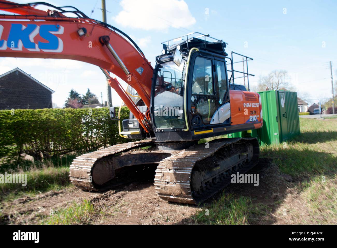 Der Bagger Orange Zaxis 210 lc wird für archäologische Ausgrabungen in der Nähe des Dorfes Ruskington, Sleaford, Lincolnshire, England, Großbritannien, verwendet Stockfoto