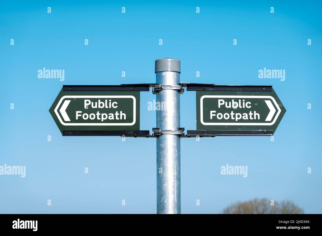 Öffentliches Wanderwegschild in ländlicher Umgebung Stockfoto