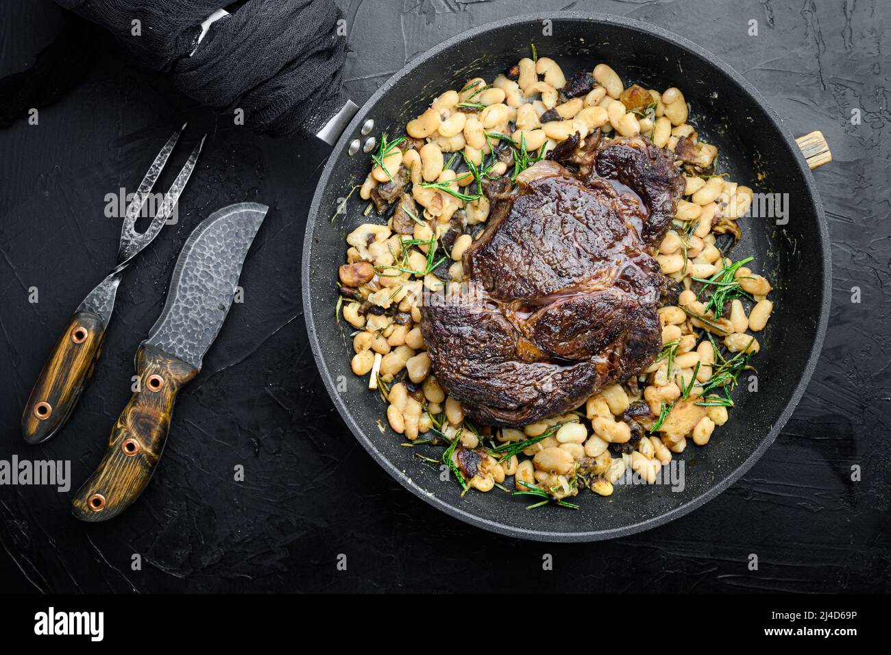 Rib Eye Steak mit Kräutern, gerösteten Bohnen, Thymian und Knoblauch ...