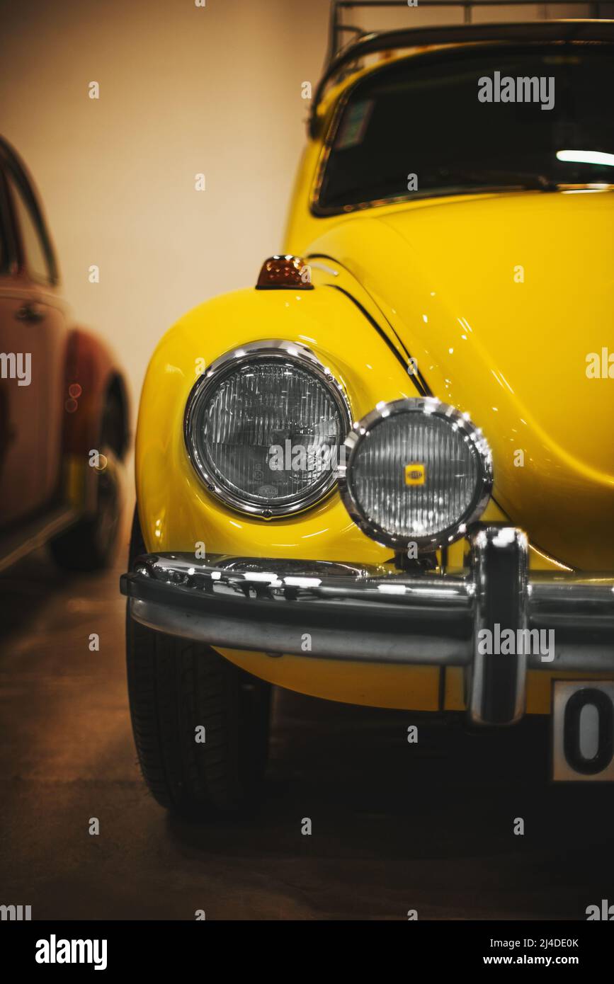 gelbes Auto, Käfer auf weiß, Hippie-Auto im retro-Stil Stockfotografie -  Alamy