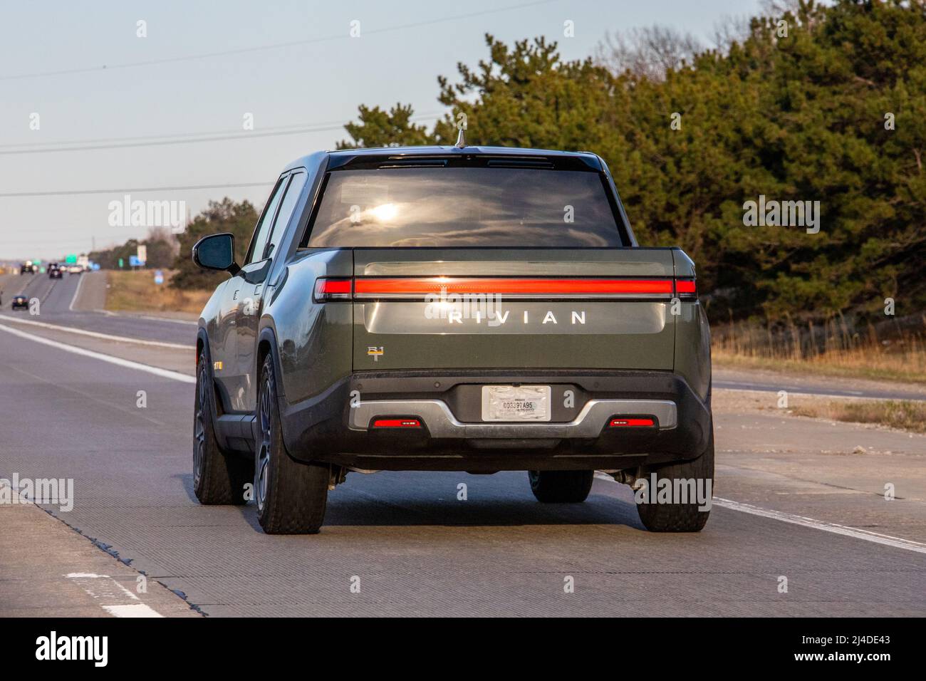 Rivian Truck, EV, Elektrofahrzeug auf der Autobahn in Michigan, USA Stockfoto