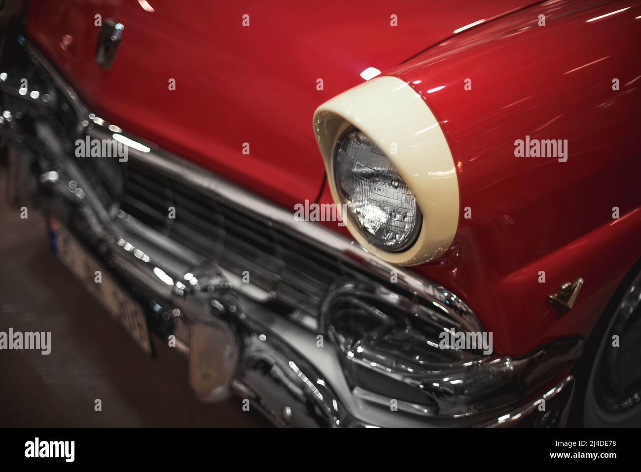 Izmir, Türkei - 4. Dezember 2021: Nahaufnahme eines roten Fahrzeugs der Marke Chevrolet. Stockfoto