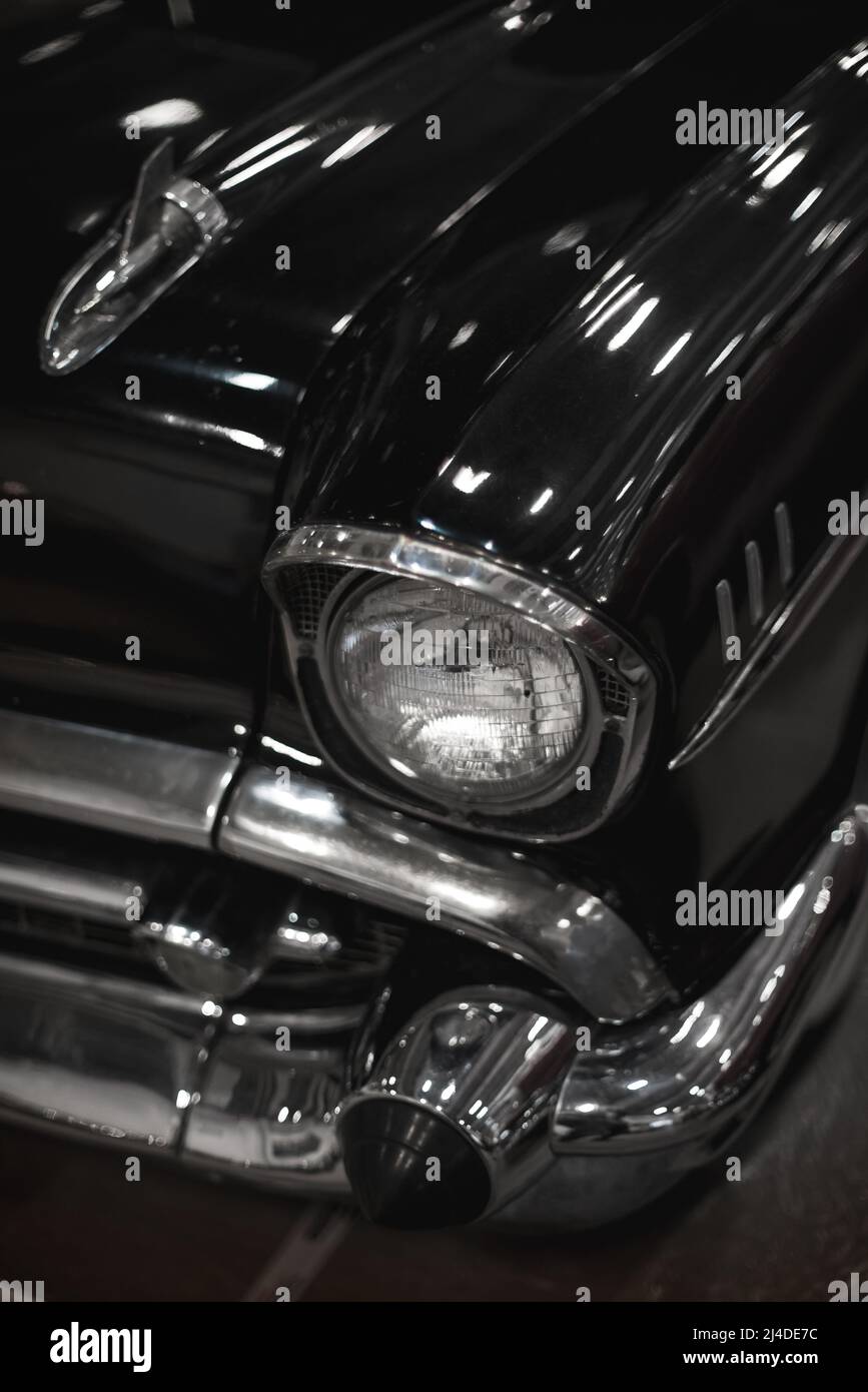 Izmir, Türkei - 4. Dezember 2021: Nahaufnahme eines schwarzen Fahrzeugs der klassischen Chevrolet-Marke. Stockfoto