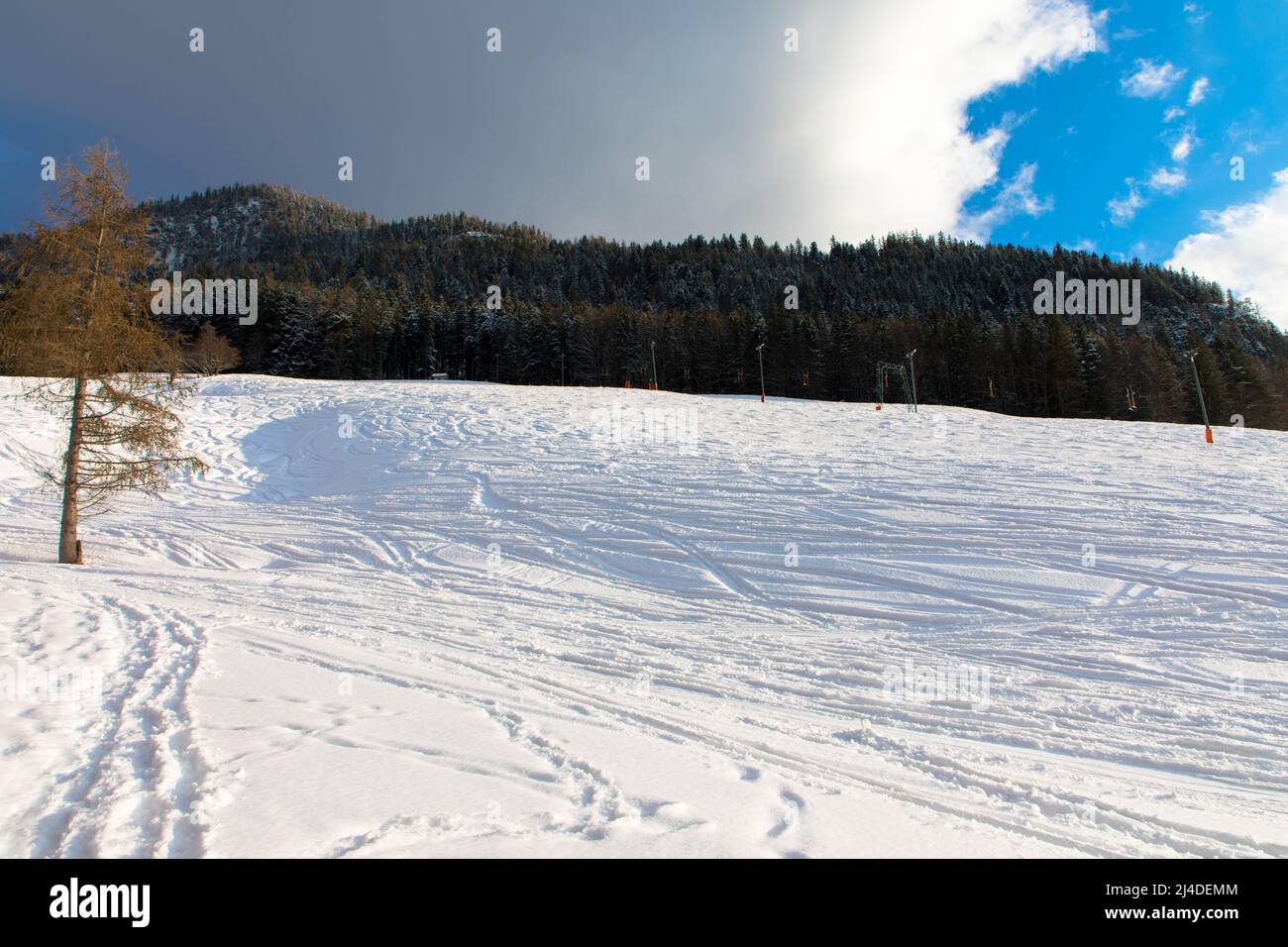 Wintertag im österreichischen Alpinskigebiet mit bewölktem Himmel und strahlend weißem Schnee. Steiermark, Oberösterreich Stockfoto