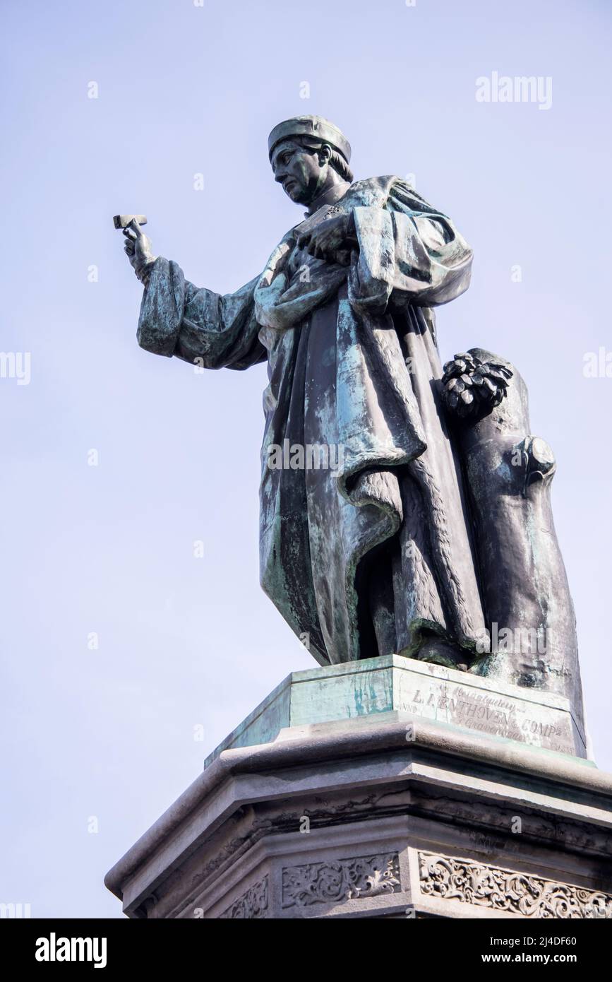 Statue von laurens jansz coster auf dem Marktplatz in haarlem holland. Er hält den Brief A, wie er ein Drucker war Stockfoto