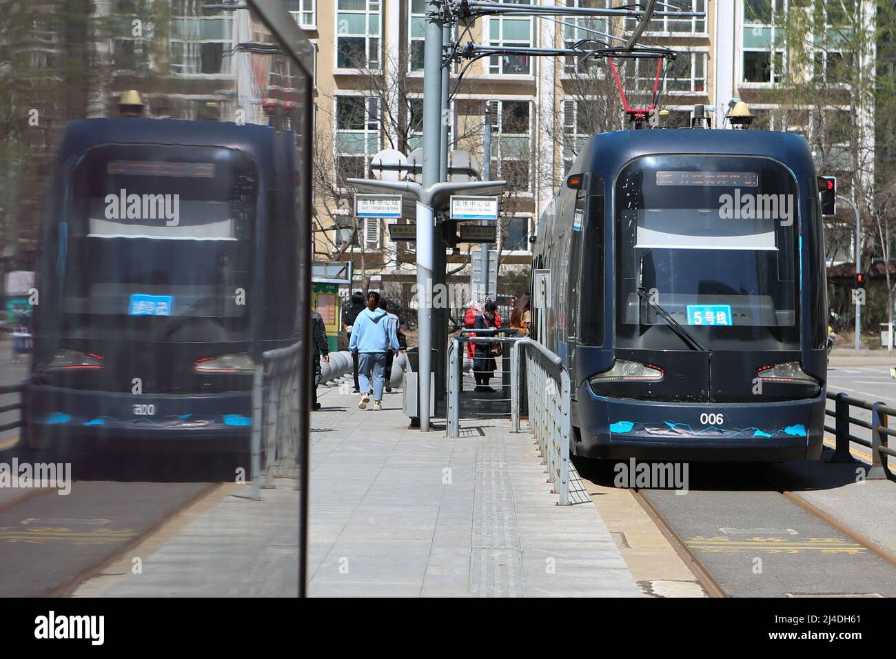 Shenyang, Chinas Provinz Liaoning. 13. April 2022. Passagiere nehmen eine Straßenbahn in Shenyang, nordöstlich der chinesischen Provinz Liaoning, 13. April 2022. Ab Mittwoch wurden in Shenyang einige restriktive Maßnahmen zur Eindämmung von COVID-19 schrittweise aufgehoben. Quelle: Wang Yijie/Xinhua/Alamy Live News Stockfoto