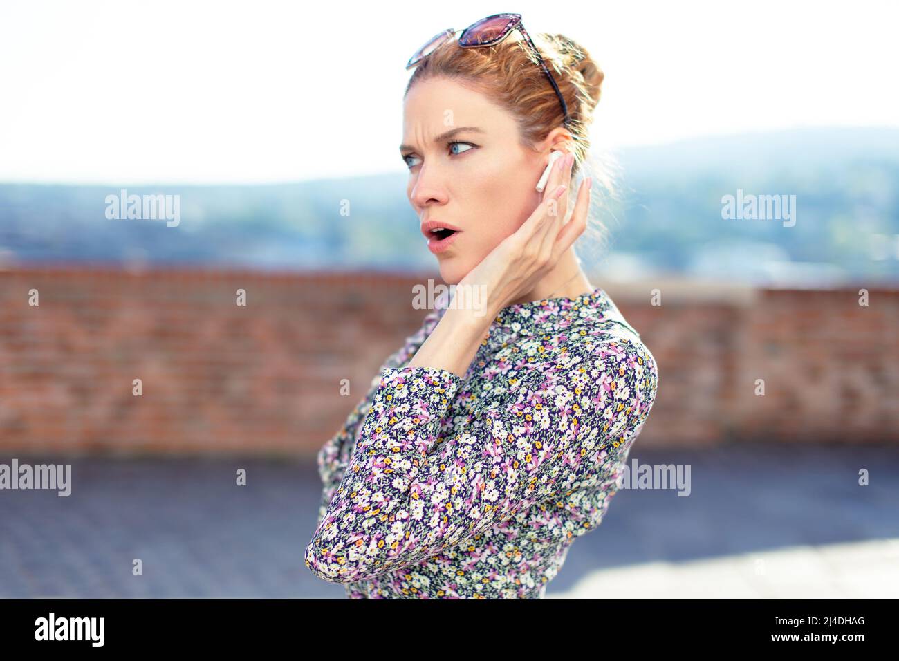 Junge Rotschopf weiß überrascht Frau mit Freisprechen im Park rufen Stockfoto