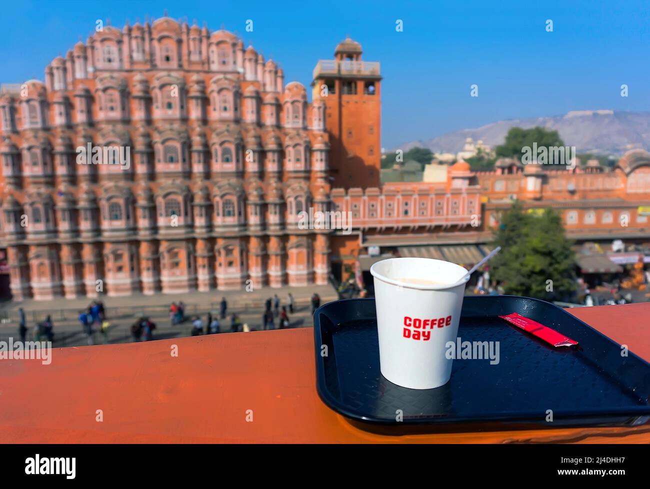 Frühstück auf dem Dach mit Blick auf die Hawa Mahal und die Jaipur. Hawa Mahal - der Tempel der Winde, die Hauptattraktion von Indien. Tasse Kaffee an Stockfoto